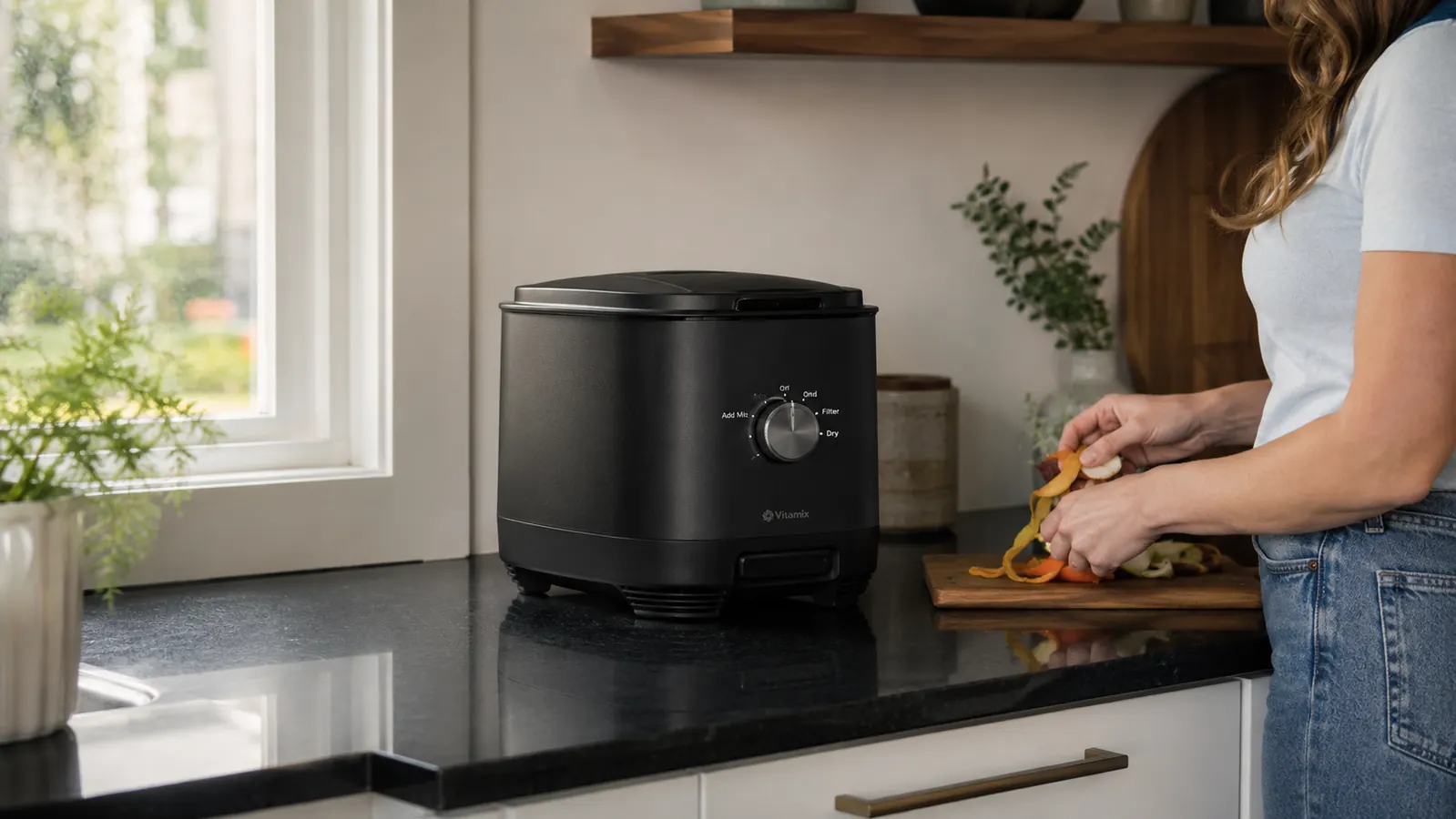 How to Stop Food Waste Smell in the Kitchen With a Composter